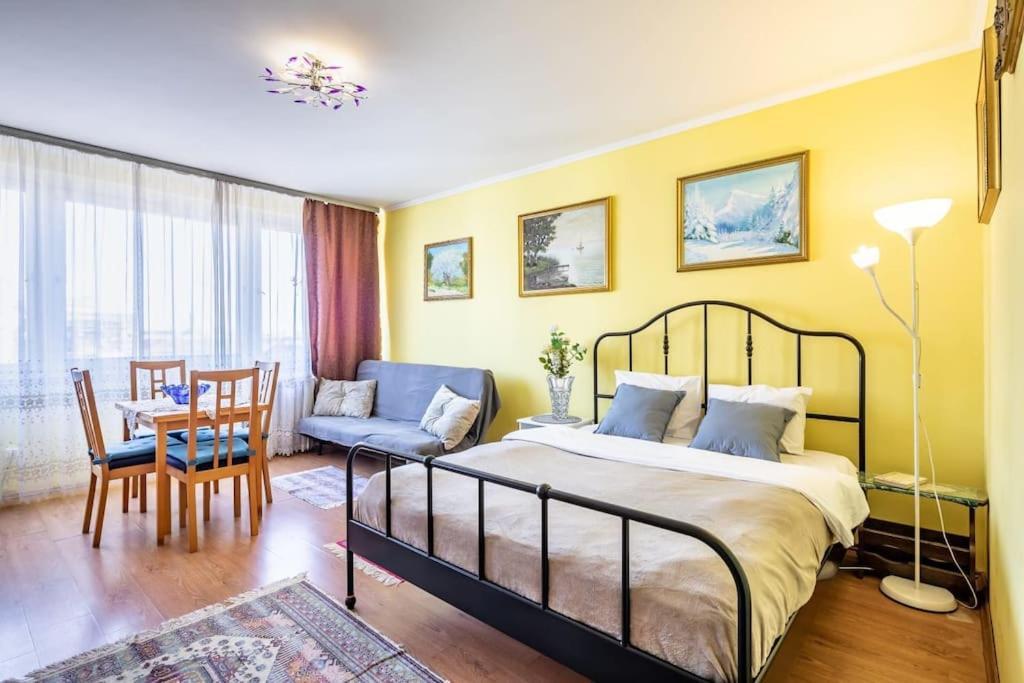 Convenient Apartment *